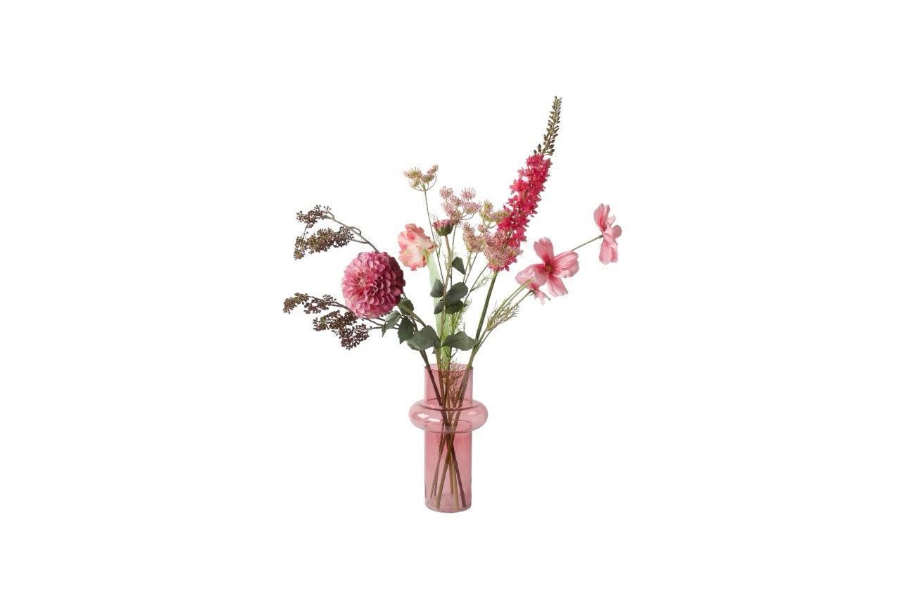 Gebonden boeket kunstbloemen in de kleuren roze, pink en rood in een pink kleurige heldere glasvaas met Tak Bes Bordeaux Dahlia Pink Cosmea Roze Fluitekruid Roze Eremures Pink Tulp Pink