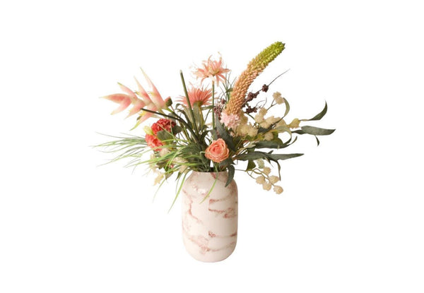 Productfoto van een boeket kunstbloemen met een diverse soorten bloemen op een metalen hoogglans vaas met marmeren  motief