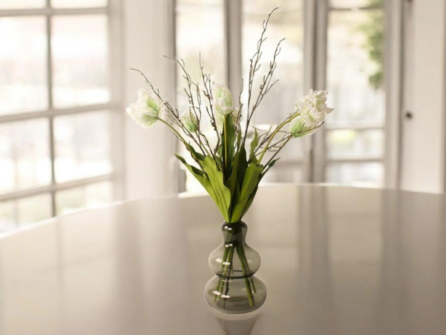Boeket 6 papagaai tulpen in de kleur wit 65 en 70cm lang afgewerkt met twig takken - WinQ