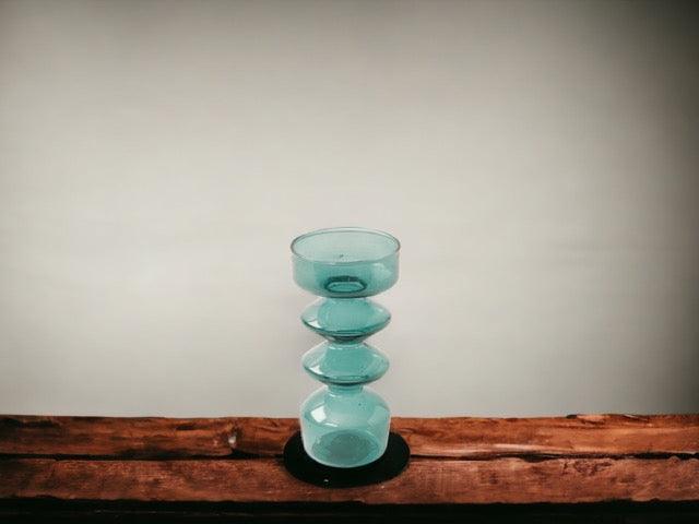 Glaskandelaar kleur zeegroen 25cm hoog en diameter 7cm op houten tafel
