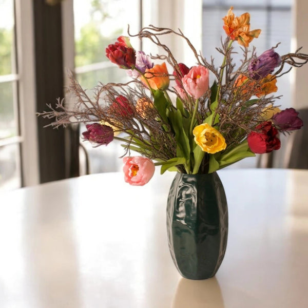 Mooi boeket Kunstbloemen op een tafel met diverse soorten kunsttulpen in diverse kleuren, rood, oranje, paarse, lila op een groene vaas gebonden met decoratieve takken - WinQ
