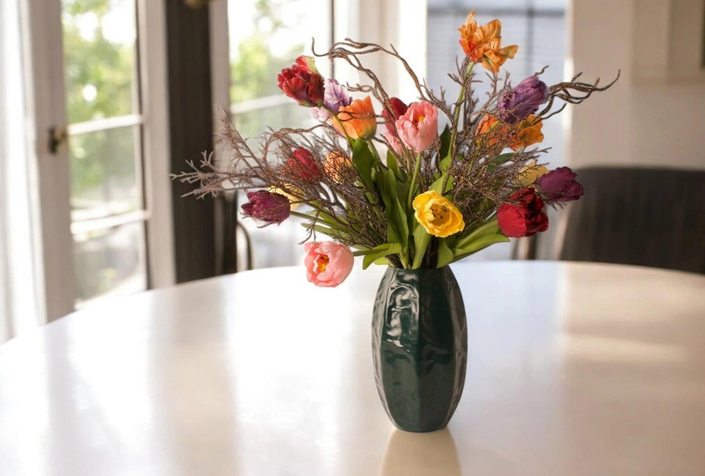 Mooi boeket Kunstbloemen op een tafel met diverse soorten kunsttulpen in diverse kleuren, rood, oranje, paarse, lila op een groene vaas gebonden met decoratieve takken - WinQ
