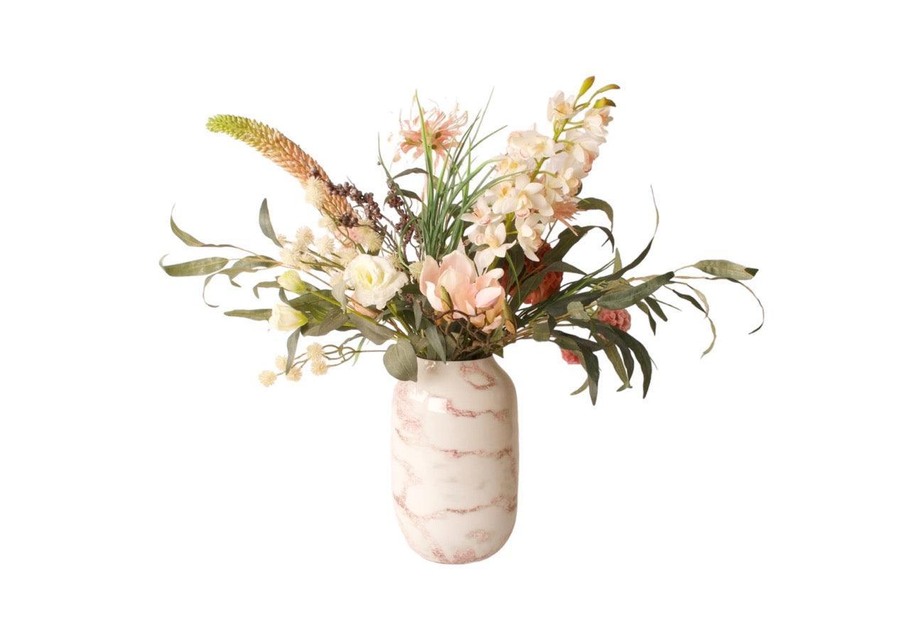 Kunstboeket bloemen gebonden met diverse soorten bloemen op een metalen hoogglans vaas met marmeren motief in de kleuren wit en roze