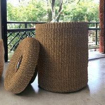 Opbergmand Abaca 40x49cm Beige op een veranda op een witte vloer met bos op de achtergrond