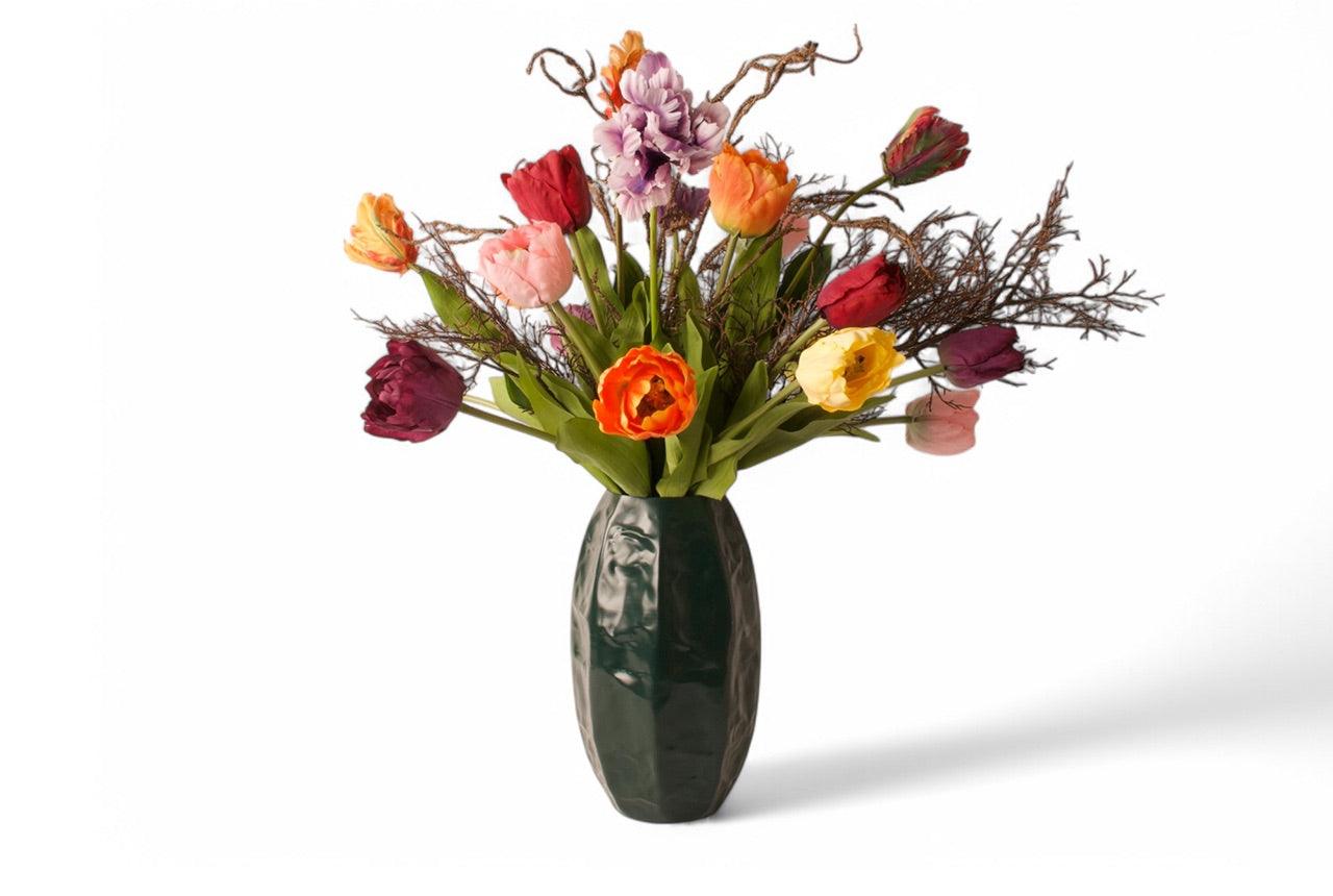 Mooi Kunstbloemen boeket met diverse soorten kunsttulpen in diverse kleuren, rood, oranje, paarse, lila op een groene vaas gebonden met decoratieve takken - WinQ