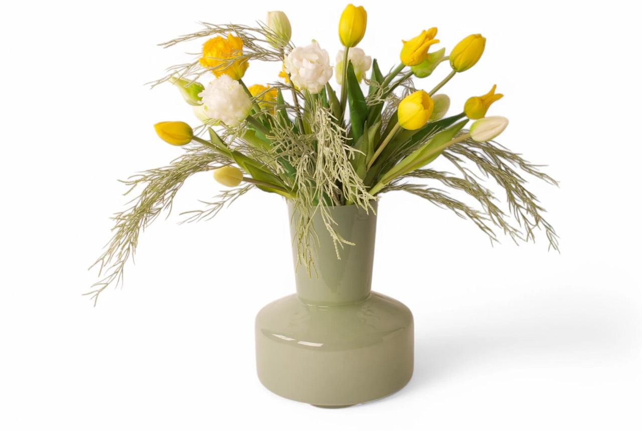 Kunstbloemen boeket gebonden met gele en witte parkiettulpen en tulpen op een groene glasvaas - WinQ