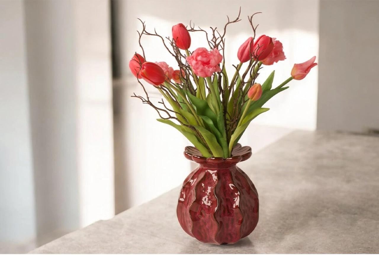 boeket van tulpen en parkiettulpen in rood en fuchsia met hoogte van 40cm in een rode keramieken vaas - WinQ