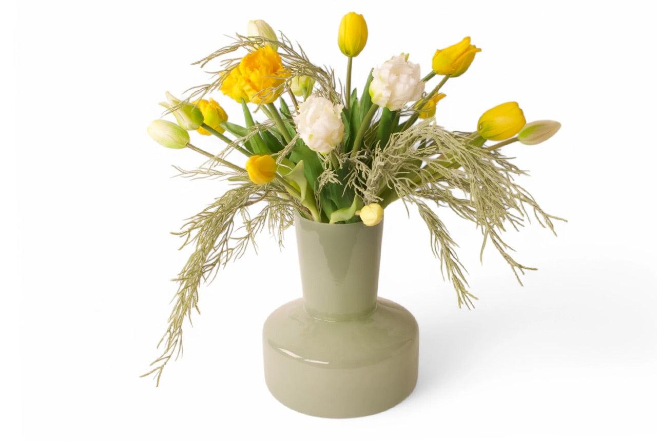 Kunsttulpen als boeket gebonden met gele en witte parkiettulpen en tulpen op een groene glasvaas - WinQ