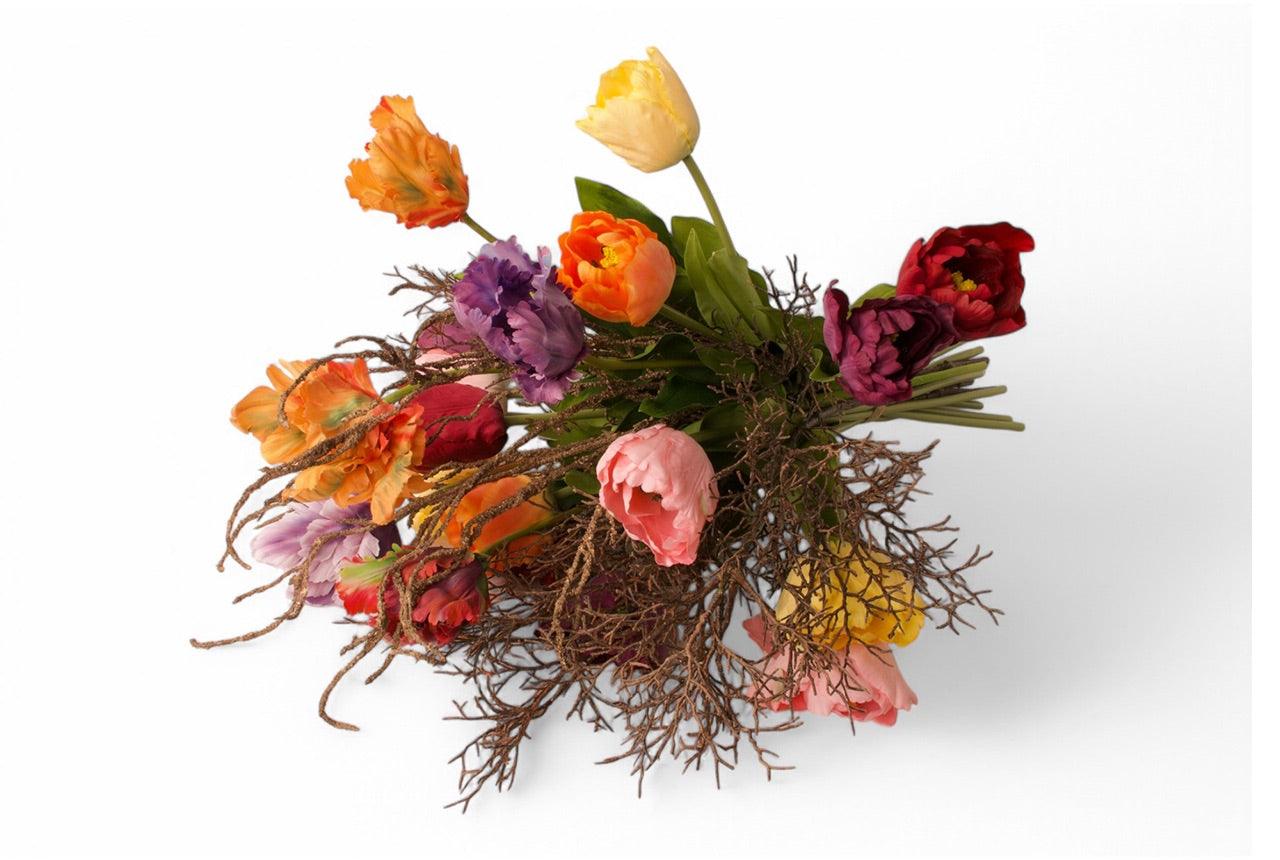 Liggend kleurrijk boeket kunsttulpen in , rood, oranje, paarse, lila gebonden met twijgen - WinQ
