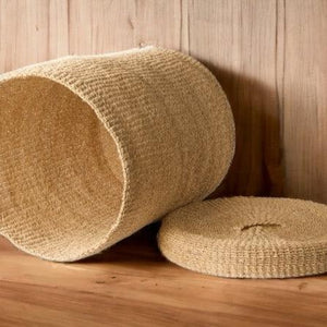 Opbergmand Abaca 40x49cm Off white liggend op een houten vloer  met deksel