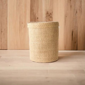 Opbergmand Abaca 25x35cm Off white op een lichte houten floor met een houten achterwand