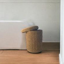 Opbergmand Abaca 35x45cm Beige met deksel in een badkamer op een houten vloer