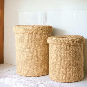 2 verschillende maten opbergmanden Abaca met deksel in de kleur off white  in de badkamer