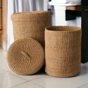 2 opbergmanden van Abaca in verschillende maten in een badkamer op witte tegelvloer