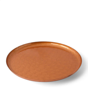 Decoratie schaal met kiezelsteen gravering in de kleur koper diameter 40cm op een houten tafel