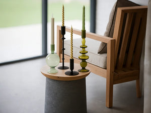 4 verschillende kandelaren in groen en zwart op een houten tafel voor openslaande deuren - WinQ