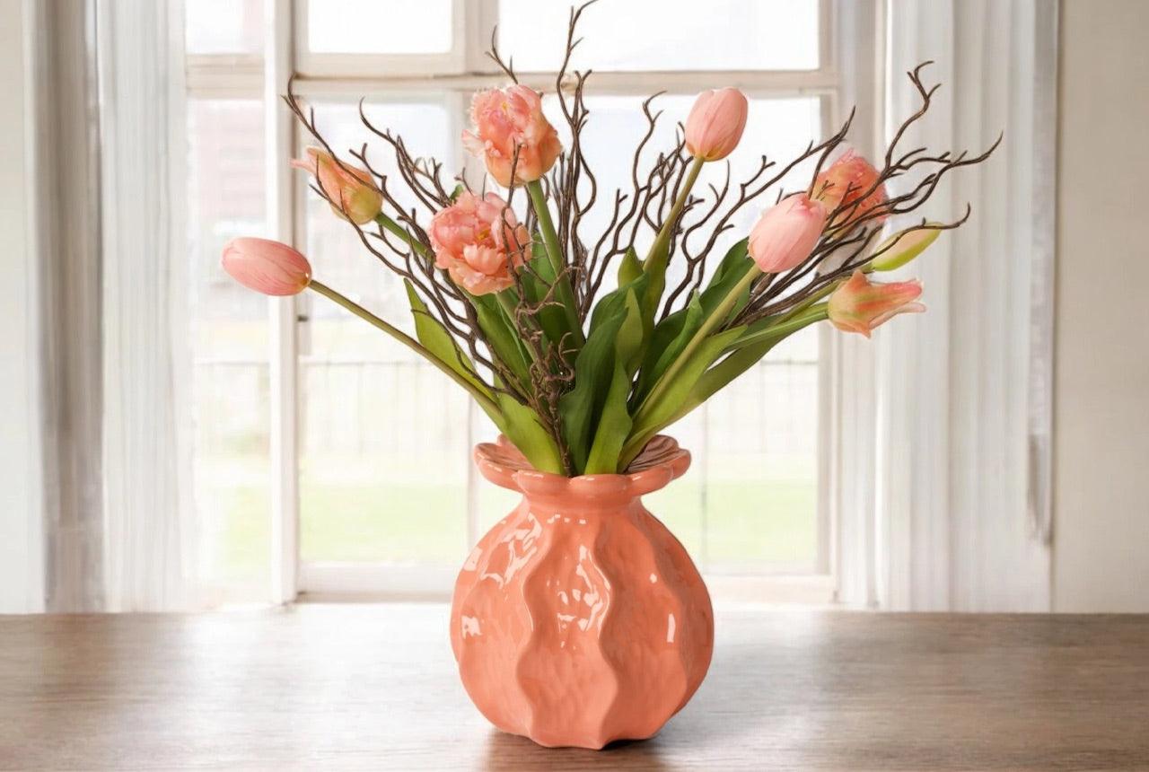 Boeket met tulpen en parkiettulpen gebonden in een kunstboeket op een roze keramieken vaas op een houten tafel voor het raam - WinQ