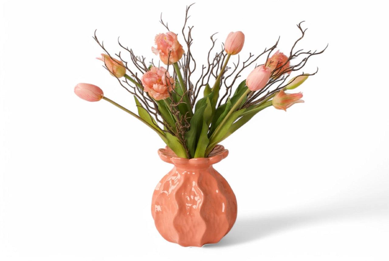 Boeket met tulpen en parkiettulpen gebonden in een kunstboeket op een roze keramieken vaas - WinQ