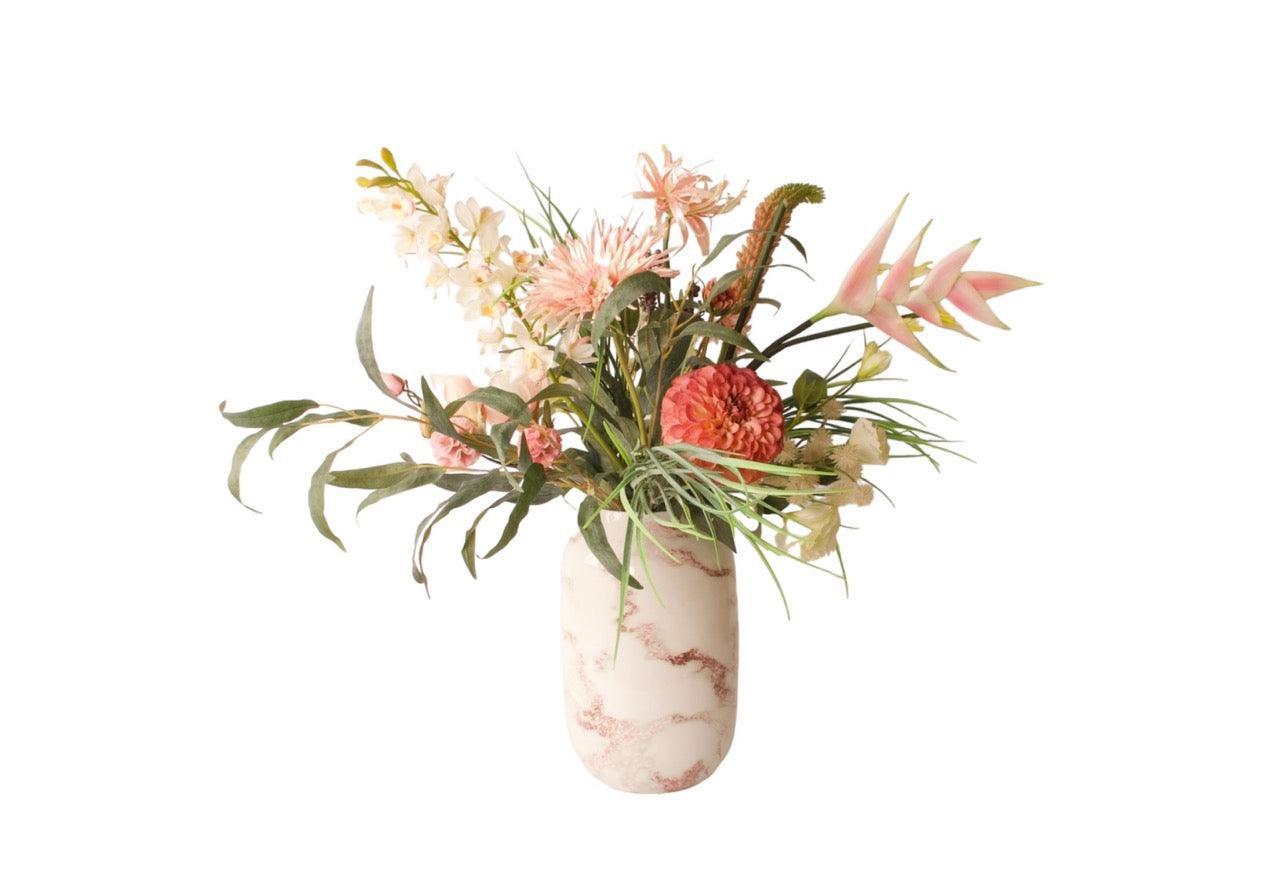 Productfoto van een veldboeket kunstbloemen met een diverse soorten zijden bloemen op een metalen hoogglans vaas met marmeren motief