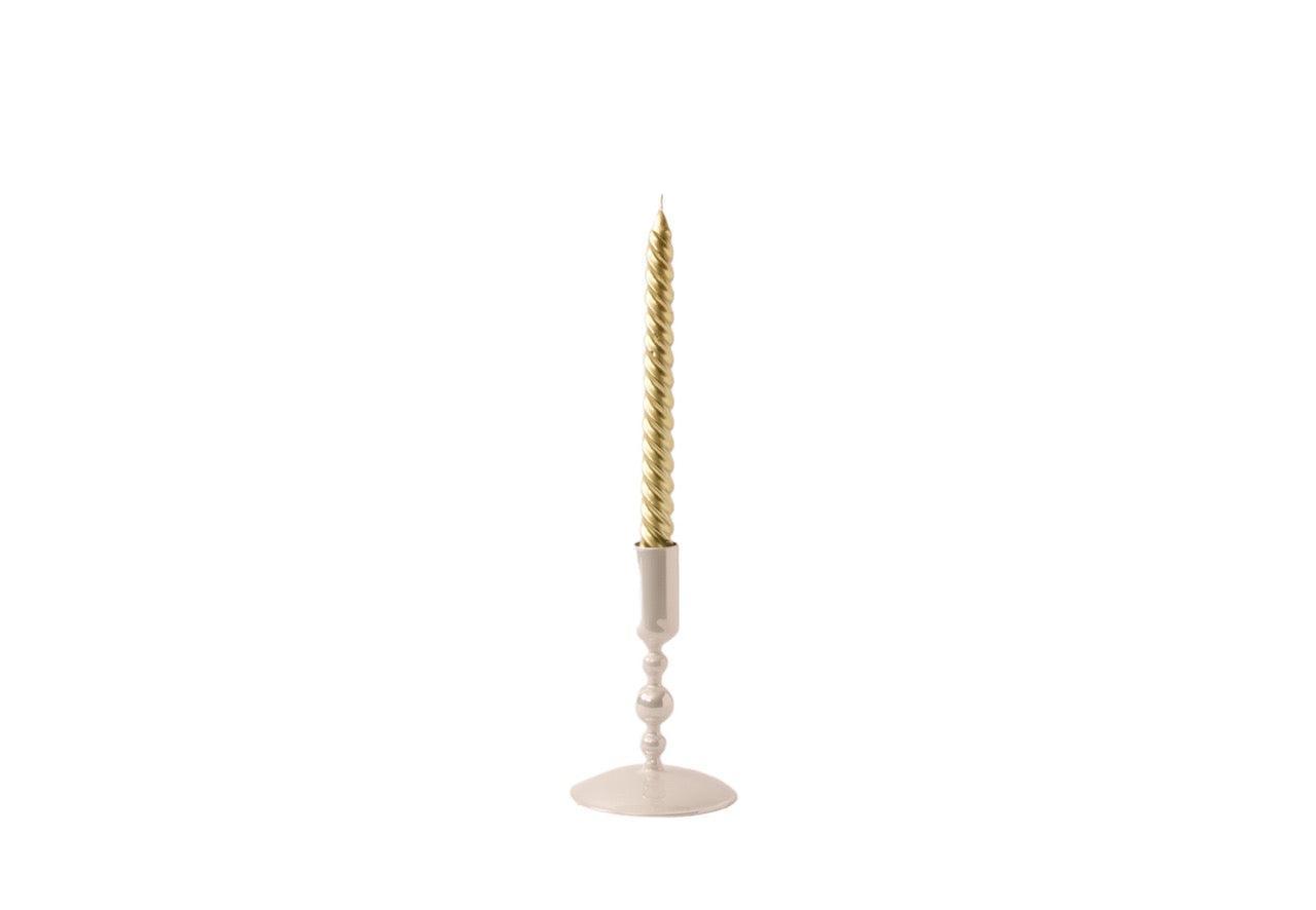 productfoto van een glaskandelaar in off white met een gouden kaars