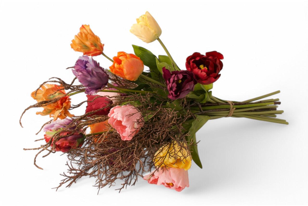 Liggend boeket kunsttulpen in diverse kleuren, rood, oranje, paarse, lila gebonden met twijgen - WinQ
