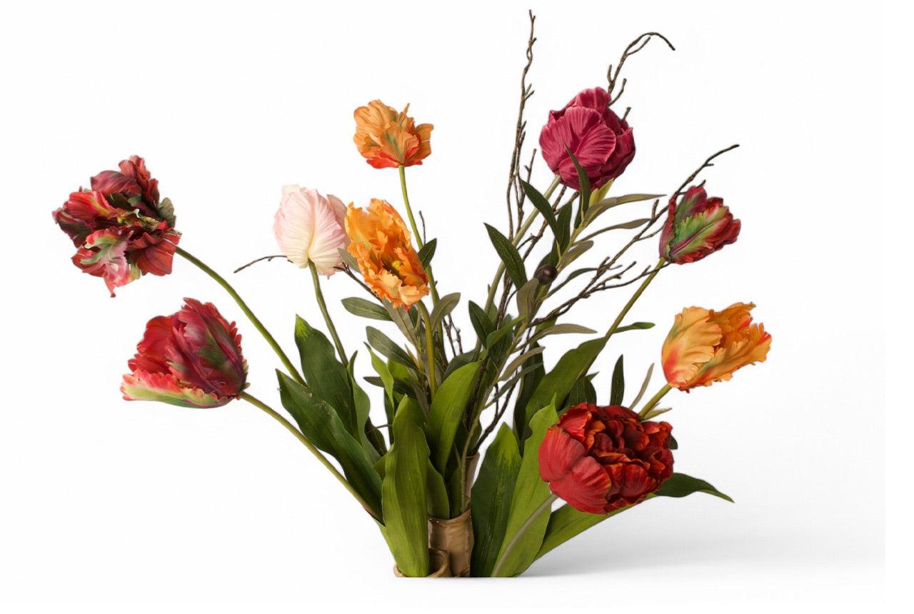 detail van tulpen op een tulpenvaas in diverse kleuren en soorten