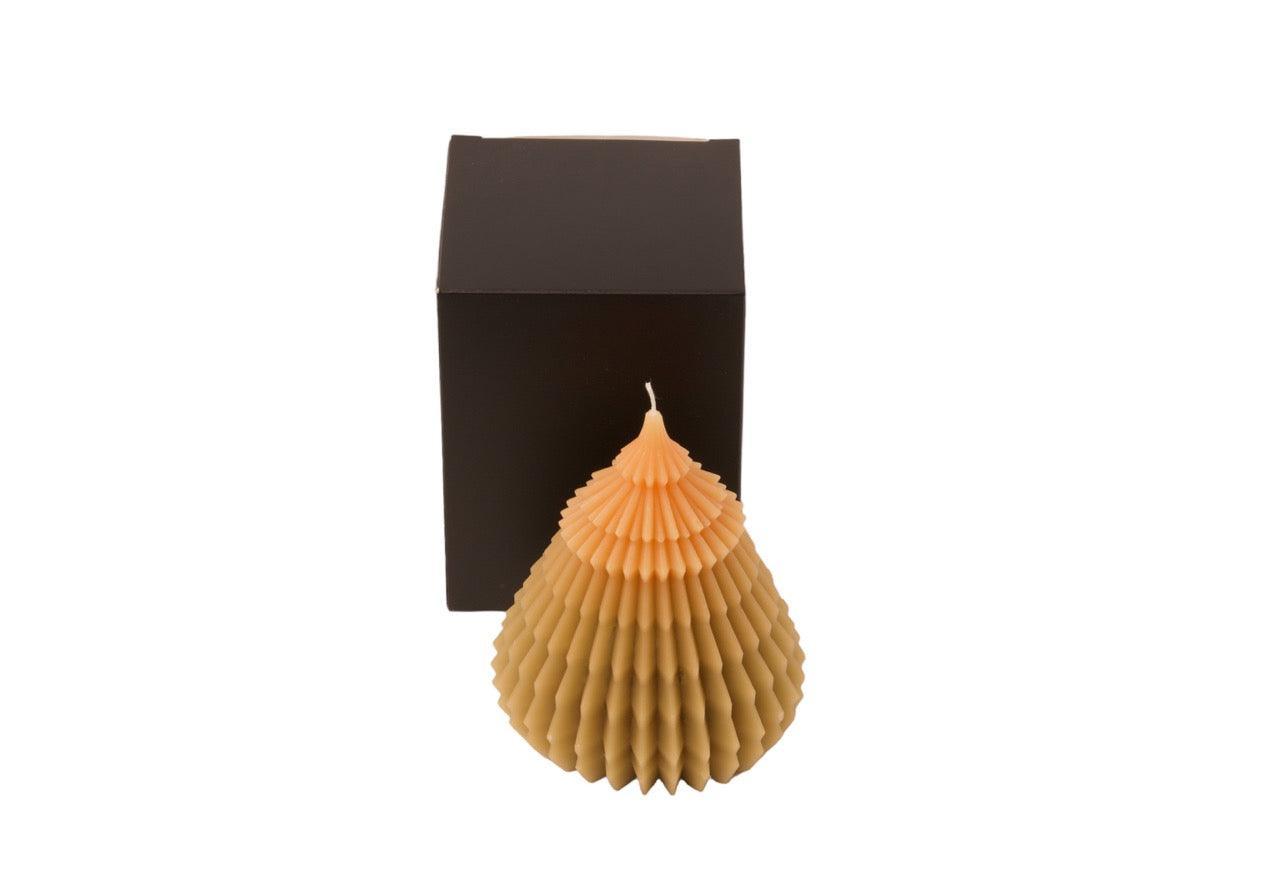 kerstboom kaars 14cm hoog licht groen/ oker met een zwarte doos