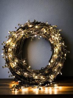Voorbeeld met kerstguirlande verwerkt in een krans