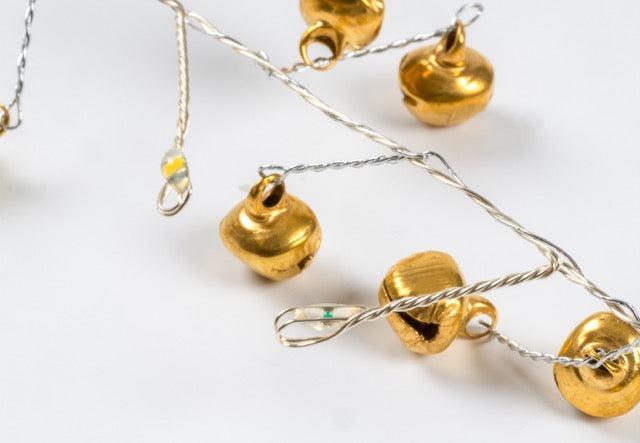 detailfoto van kerstguirlande met belletjes en verlichting 395cm lang