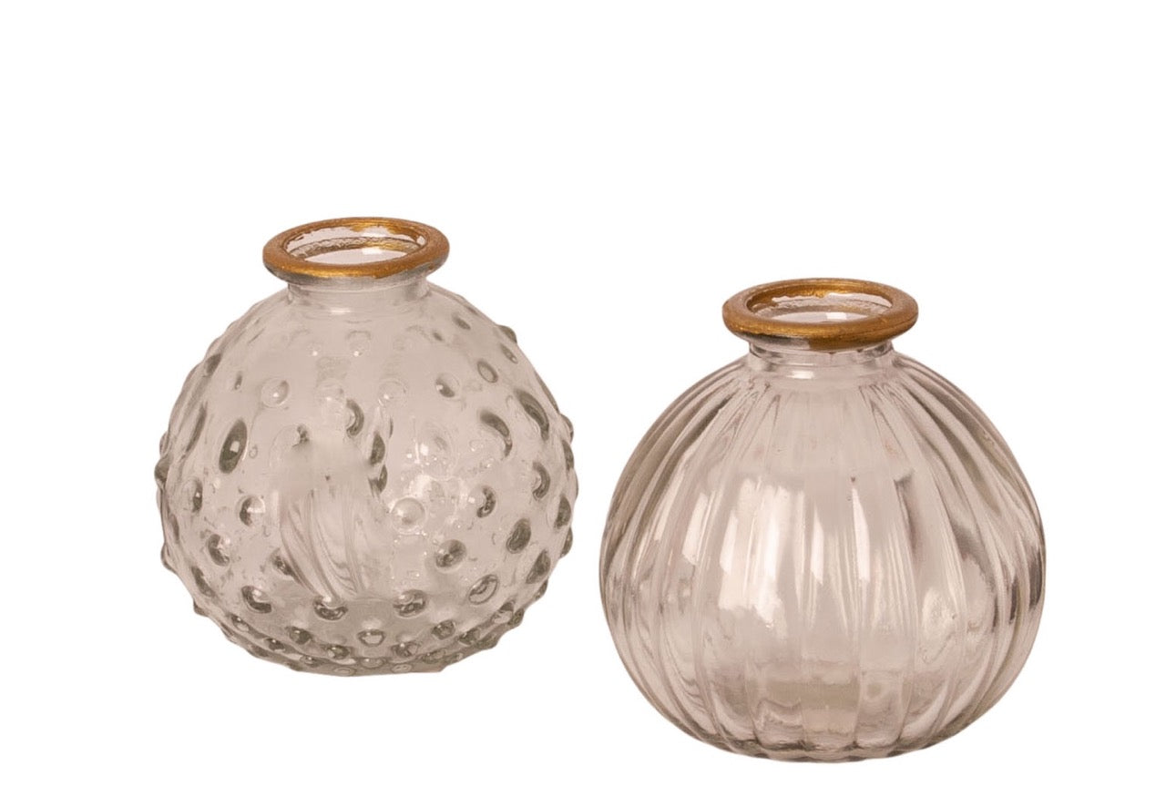 Vazen gemaakt van glas in een bolvorm met aan de bovenkant een smalle opening in. een heldere kleur