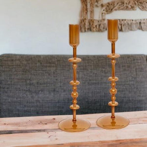 2 stuks glazen kandelaar metallic goud 10x25cm op houten tafel 
