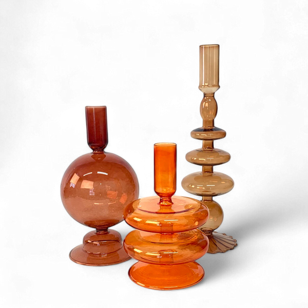 Set van 3 glaskandelaren van fijn glas in verschillende hoogtes en modellen in de kleuren maroon taupe en oranje - WinQ