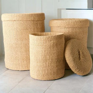 3 maten opbergmand Abaca met deksel in de kleur off white in de badkamer