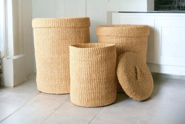 3 maten opbergmand Abaca met deksel in de kleur off white in de badkamer
