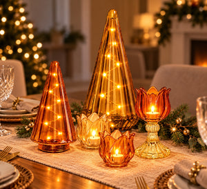 3 glaskandelaren en 2 glazen kerstbomen met verlichting op een gedekte tafel - WinQ