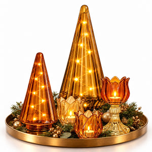 glaskandelaren en glazen kerstbomen op een schaal in de kleuren amber en goud - WInQ