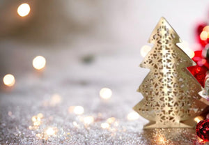 kerstboom van metaal in antiek goud 13x17cm in kerst omgeving 