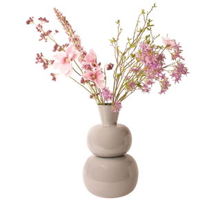 Kunstbloemen boeket met roze bloemen in moderne grijze vaas, interieur decoratie