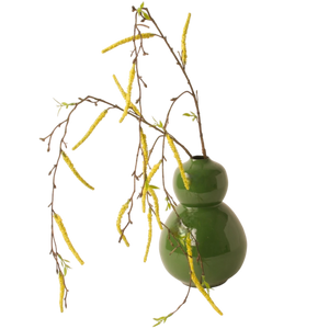 Groene vaas Linea met gele kunstbloemen takken, interieur decoratie