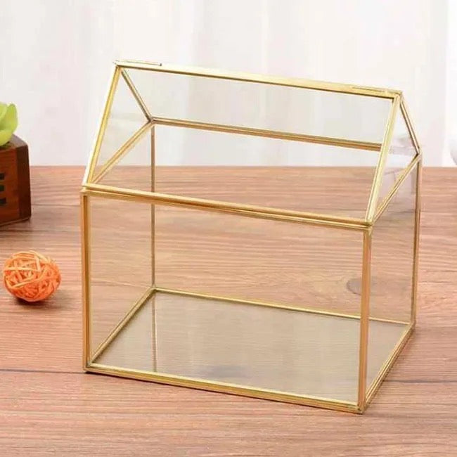 Terrarium van glas met messing in goudkleur 17x11x15cm op een houten tafel