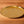 decoratieschaal met glanzende goudkleur en diameter 40cm  op houten tafel