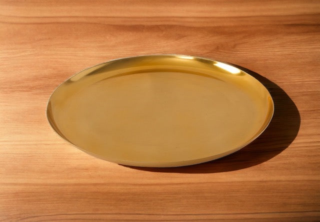 decoratieschaal met glanzende goudkleur en diameter 40cm  op houten tafel