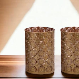 antieke gouden waxinehouder met gaasmotief  in de maat 10x6cm op een houten tafel