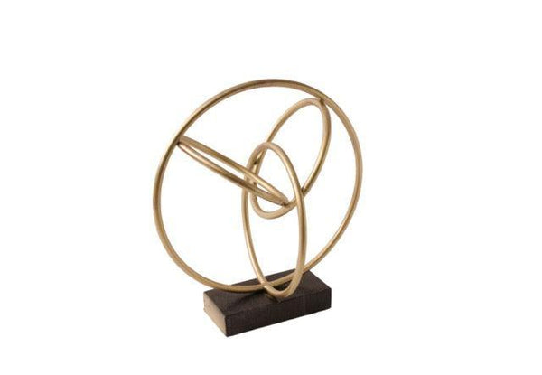 Ornament va goud / brons, opgebouwd uit diverse rondingen en bogen gemaakt van ronde buis, geheel staat op een zwart marmeren voet maat van het geheel is 27x20x30cm