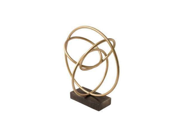 Ornament va goud / brons, opgebouwd uit diverse rondingen en bogen gemaakt van ronde buis, geheel staat op een zwart marmeren voet maat van het geheel is 27x20x30cm en laat gedraaid