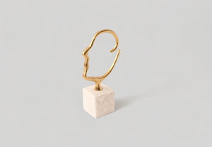 Ornament in de vorm van een silhouet van een hoofd gemaakt van metalen staaf (2,75cm) in de kleur goud h: 29cm en breedte 20cm