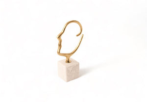 Silhouet van een hoofd gemaakt van metalen staaf (2,75cm) in de kleur goud h: 29cm en breedte 20cm