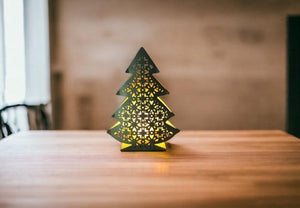 theelichthouder in de vorm an een dennenboom  13x17cm off white met goud