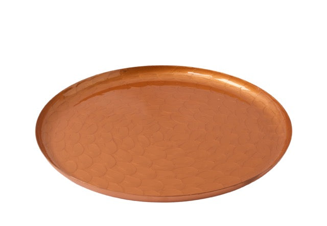 Decoratie schaal met kiezelsteen gravering in de kleur koper diameter 30cm op een houten tafel