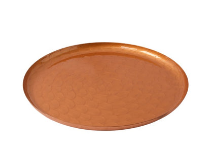 Decoratie schaal met kiezelsteen gravering in de kleur koper diameter 30cm op een houten tafel